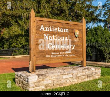 Das Schild für den Antietam National Cemetery am Eingang an einem sonnigen Sommertag in Sharpsburg, Maryland, USA Stockfoto