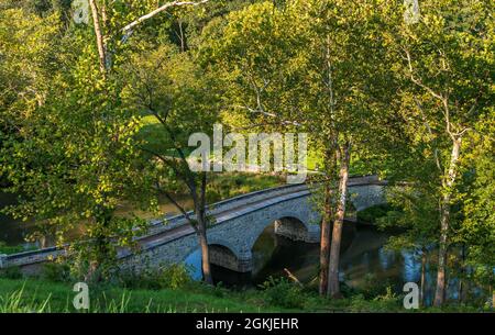 Blick auf die Burnside Bridge, die über Antietam Creek auf dem Antietam National Battlefield in Sharpsburg, Maryland, USA, fließt Stockfoto