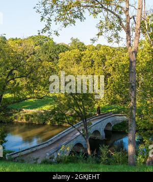 Blick auf die Burnside Bridge, die über Antietam Creek auf dem Antietam National Battlefield in Sharpsburg, Maryland, USA, fließt Stockfoto