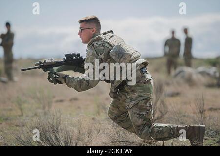 Idaho Army National Guard PFC. Cale Welling bereitet sich darauf vor, in eine anfällige Position zu fallen, um während der Trockenlaufübungen ein unterstützendes Feuer zu verursachen. Charlie Company vom Kampfteam der 116. Kavalleriebrigade begann am Morgen des 1. Mai 2021 mit dem jährlichen Training und kehrte am Abend des 13. Mai aus dem Orchard Combat Training Center zurück. Die Männer und Frauen von C Company absolvierten eine erfolgreiche und herausfordernde jährliche Ausbildung im OCTC. Die Einheit vervollständigte Bradley Gunnery Table VI und qualifizierte 11 Bradley-Crews. Die abtaufenden Infanterieeinheiten absolvierten ihre Qualifikation für alle sechs Kader. Die Trainingsübung Stockfoto