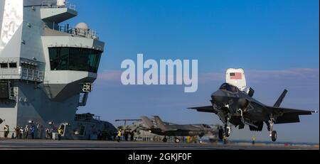 Eine Marine mit Marine Fighter Attack Squadron (VMFA) 211, Carrier Strike Group (CSG) 21 'The Wake Island Avengers' führt an Bord von her Majesty's Ship (HMS) Queen Elizabeth auf See vor dem Vereinigten Königreich eine Qualifikation als Carrier in einem F-35B Joint Strike Fighter Lightning II durch Stockfoto