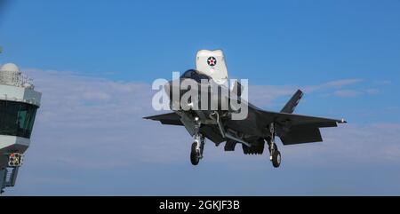 Eine Marine mit Marine Fighter Attack Squadron (VMFA) 211, Carrier Strike Group (CSG) 21 'The Wake Island Avengers' landet einen F-35B Joint Strike Fighter Lightning II an Bord von her Majesty's Ship (HMS) Queen Elizabeth auf See vor der Küste des Vereinigten Königreichs Stockfoto