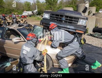 210502-N-PC620-0023 BUTLERVILLE, Ind. (2. Mai 2021) Soldaten der US-Armee, beauftragt mit der 526. Engineer Construction Company, 92. Engineer Bataillon, verwenden ein Ratschenband, um zu verhindern, dass ein LKW von einem anderen Fahrzeug abrutscht, während simulierte technische Such- und Rettungseinsätze während der Übung Guardian Response 21 (GR 21) durchgeführt werden. Im Muscatatuck Urban Training Center, Indiana, 2. Mai 2021. GR 21 ist eine jährliche Übung zur Schulung und Bewertung des chemischen, biologischen, radiologischen und nuklearen (CBRN) Response Enterprise (CRE) des Verteidigungsministeriums. Nach Abschluss der kulminierenden Ausbildung Stockfoto