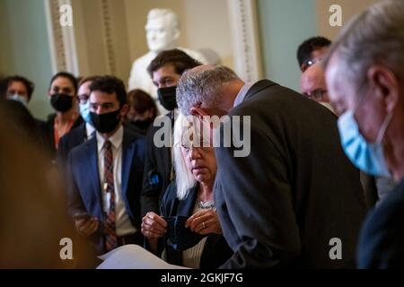 Washington, Vereinigte Staaten. September 2021. Der Mehrheitsführer des US-Senats, Chuck Schumer (Demokrat von New York), rechts, übergibt dem US-Senator Patty Murray (Demokrat von Washington) während einer Pressekonferenz nach dem politischen Mittagessen Democratâs Senats im US-Kapitol in Washington, DC, am Dienstag, den 14. September 2021. Kredit: Rod Lampey/CNP/dpa/Alamy Live Nachrichten Stockfoto