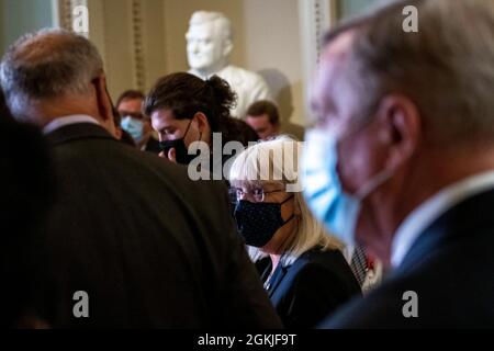 Washington, Vereinigte Staaten. September 2021. Der Vorsitzende der US-Senatsmehrheit Chuck Schumer (Demokrat von New York), links, übergibt dem US-Senator Patty Murray (Demokrat von Washington) während einer Pressekonferenz nach dem politischen Mittagessen Democratâs Senats im US-Kapitol in Washington, DC, am Dienstag, dem 14. September 2021. Kredit: Rod Lampey/CNP/dpa/Alamy Live Nachrichten Stockfoto