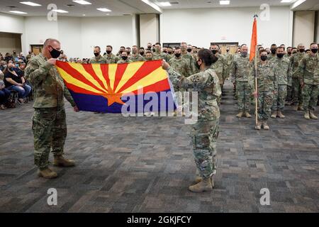 Befehl Sgt. Maj. Scott M. Flint, Kommandant Major der Arizona Army National Guard, präsentiert 1. Sgt. Chivona Cruz, Ein Unternehmen, 422. Expeditionary Signal Bataillon, erster Sergeant, mit einer Arizona State Flagge während einer Absendezeremonie für ihre Einheit, am 2. Mai 2021, im Papago Park Military Reservation in Phoenix. Die Übergabe der Staatsflagge an Eine Co., die 422. Im Nahen Osten für eine neunmonatige Mission eingesetzt wird, symbolisiert das Vertrauen, das die Arizona National Guard in die Führung der Einheit gesetzt hat, um ihre Soldaten sicher nach Hause zurückzubringen. Stockfoto