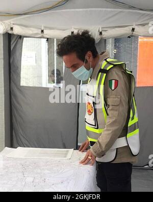 Der Koordinator der Gastgebernation, Antonio Quaglia, überprüft eine Evakuierungskarte und unterstützt das Team der US-Garnison-Operationen vom Notfallzentrum in Vicenza im Mai 2. Die Garnison versorgte die 150 Amerikaner, die gezwungen waren, ihre Häuser zu verlassen, als italienische Beamte die Innenstadt von Vicenza für eine eintägige Operation evakuierten, die eine Bombe aus dem Zweiten Weltkrieg entschärfen sollte. Stockfoto