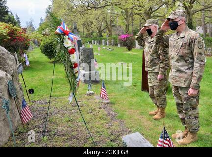 COL William McShane, der Kommandant des Veterans Corps of Artillery, einer historischen militärischen Organisation, und Command Sgt. Major Trevis D. Wimer vom Corps platziert am 2. Mai 2021 einen Kranz am ersten Provisorischen Regiment New York Guard Aqueduct Defense Memorial auf dem Sleepy Hollow Cemetery. Aufgrund der Einschränkungen von Covid-19 wurden Elemente des Dienstes sowohl per Zoom als auch persönlich durchgeführt, die den Beobachterinnen und Beobachterinnen und Besuchern virtuell nachempfunden wurden. (Fotos der New Yorker State Division of Military and Naval Affairs von Mark Getman, dem New Yorker Wachmann) Stockfoto