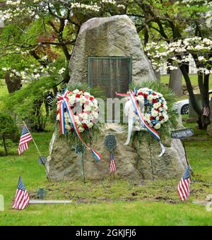 Das erste Provisorische Regiment New York Guard Aqueduct Defense Memorial, das sich am 2. Mai 2021 auf dem Sleepy Hollow Cemetery befindet. Das Denkmal erinnert an die 40 Soldaten des ersten provisorischen Regiments der New Yorker Garde, die während des Ersten Weltkriegs im Dienst von New York starben und das New Yorker Reservoir System schützten. Die NYC DEP sind die Vorgänger der Soldaten der New Yorker Garde, die die Systeme vor über 100 Jahren beschützten, der Mission, in der die NYC DEP bis heute weitergeht. (Fotos der New York State Division of Military and Naval Affairs von Mark Getman, dem New Yorker Gardehauptmann) Stockfoto