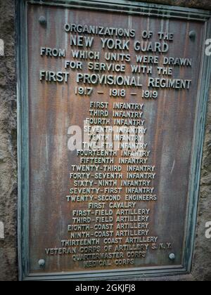 Das erste Provisorische Regiment New York Guard Aqueduct Defense Memorial, das sich am 2. Mai 2021 auf dem Sleepy Hollow Cemetery befindet. Das Denkmal erinnert an die 40 Soldaten des ersten provisorischen Regiments der New Yorker Garde, die während des Ersten Weltkriegs im Dienst von New York starben und das New Yorker Reservoir System schützten. Die NYC DEP sind die Vorgänger der Soldaten der New Yorker Garde, die die Systeme vor über 100 Jahren beschützten, der Mission, in der die NYC DEP bis heute weitergeht. (Fotos der New York State Division of Military and Naval Affairs von Mark Getman, dem New Yorker Gardehauptmann) Stockfoto