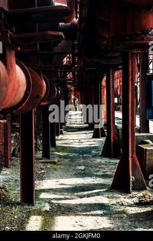 Ein Weg in einer alten Fabrik Stockfoto