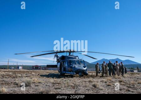 920. Kommandant des Rettungsflügels und Kommandeure der 943. Rettungsgruppe beobachten die Aktivitäten der Northern Assessment-Übung von einem HH-60 Pave Hawk. Reserve-Bürger-Luftwaffe der 943. Rettungsgruppe konnte Trainingsszenarien erfolgreich abschließen, die hochmobile, temporäre Einrichtungen an abgelegenen, kargen Orten einschloss, während sie vom 30. April bis zum 3. Mai noch Kampfsucheinsätze und Rettungseinsätze durchführte. Die Übung Northern Assessment wurde sicher unter Verwendung der aktuellen CDC-Protokolle durchgeführt und alle Servicemitarbeiter wurden vollständig geimpft. Stockfoto