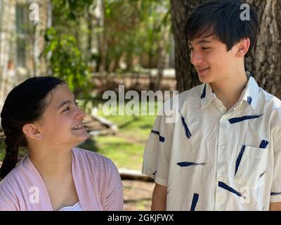 Lucy Yun, 12, und Eli Yun, 14, posieren für ein Familienfoto in San Antonio, Texas, 2. Mai 2021. Die Geschwister nahmen zusammen mit ihrem Bruder Theo, 17, und ihrer Mutter, Oberst der US-Luftwaffe Heather Yun, stellvertretende Kommandantin für medizinische Dienste und Ärztin für Infektionskrankheiten, an Impfstoffstudien Teil. Die Food and Drug Administration hat kürzlich die Genehmigung für die Verwendung in Notfällen auf den Pfizer-Impfstoff für Jugendliche im Alter von 12 bis 15 Jahren erweitert. Stockfoto