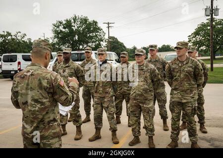1. Sgt. Eric Ueckert informiert die Teilnehmer der Army National Guard Region V Best Warrior über die Herausforderungen der Woche im Camp Swift, Texas, 3. Mai 2021. Die Region V besteht aus Texas, Nebraska, Arkansas, Oklahoma, Kansas, Nationalgarden von Louisiana und Missouri. Jeder Staat schickte seine beiden besten Krieger, um in Kampfbereitschaft Fähigkeiten zu konkurrieren. Die beiden besten Krieger hier werden sich gegen die Staatsbürger messen. Stockfoto