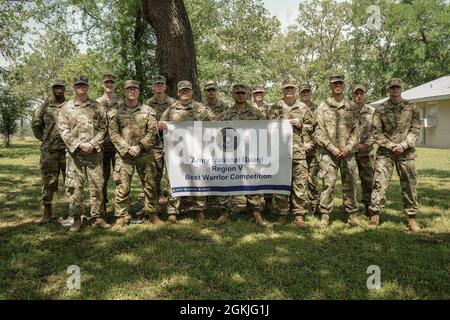 Die Teilnehmer der Army National Guard Region V Best Warrior machen ein Gruppenfoto, bevor sie die Herausforderungen der Woche im Camp Swift, Texas, am 3. Mai 2021 beginnen. Die Region V besteht aus Texas, Nebraska, Arkansas, Oklahoma, Kansas, Nationalgarden von Louisiana und Missouri. Jeder Staat schickte seine beiden besten Krieger, um in Kampfbereitschaft Fähigkeiten zu konkurrieren. Die beiden besten Krieger hier werden auf nationaler Ebene gegeneinander antreten. Stockfoto