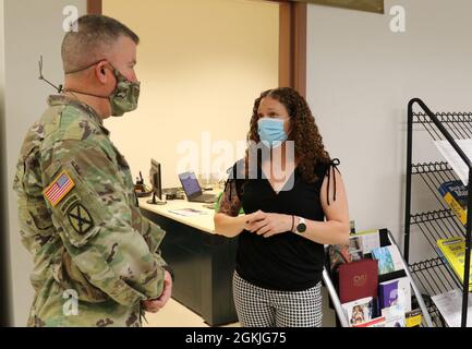 General Darrell Guthrie, Generalkommandant der 88. Bereitschaftssparte der US-Armee, besucht Tiffany Whetzel, den Spezialisten für Bildungsdienste im Lanny J. Wallace Reservezentrum, während seiner Führung durch das Zentrum in Wichita, Kan., 3. Mai 2021. Die drei Prioritäten von Guthrie bei einem Werksbesuch sind die Anlagen, die Wartungsressourcen und das Reserve Personnel Action Center. Stockfoto