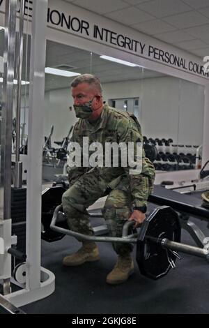 General Darrell Guthrie, Generalkommandant der 88. Bereitschaftssparte der US-Armee, vollzieht während seiner Tour durch das Lanny J. Wallace Reservezentrum in Wichita, Kan., 3. Mai 2021, eine Sackgasse. Die drei Prioritäten von Guthrie bei einem Werksbesuch sind die Anlagen, die Wartungsressourcen und das Reserve Personnel Action Center. Stockfoto