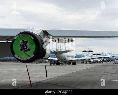 US Air Force E-3 Sentry Airborne Warning and Control System (AWACS)-Flugzeuge, die dem 962. Airborne Air Control Squadron (AACS) von der Joint Base Elmendorf-Richardson, Alaska, der 963. AACS, vom Tinker Air Force Base, Okla., Und die 961. AACS vom Kadena Air Base, Japan, werden auf der Fluglinie von JBER, Alaska, am 3. Mai 2021, zur Unterstützung von Northern Edge 2021 geparkt. Etwa 15,000 US-Dienstmitglieder nehmen an einer gemeinsamen Trainingsübung Teil, die vom 3. Bis 14. Mai 2021 von den US Pacific Air Forces auf und über dem Joint Pacific Alaska Range Complex, dem Golf von Alaska und Tempo veranstaltet wird Stockfoto