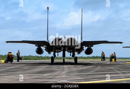 Ein F-15E Strike Eagle der US Air Force sitzt auf der Fluglinie im Naval Outlying Landing Field Choctaw, Florida, 3. Mai 2021. Das Flugzeug war Teil des Agile Flag 21-2-Experiments, wodurch die Einsatzbereitschaft und die Testfunktionen erhöht wurden. Stockfoto