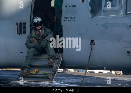 210503-M-UY835-1066 NORDPAZIFISCHER OZEAN (3. Mai 2021) – U.S. Marine Corps Lance CPL. Ronald Christiansen, ein MV-22 Osprey Crewchef mit Marine Medium Tiltrotor Squadron 164 (verstärkt), 15. Marine Expeditionary Unit, sitzt vor dem Start vom amphibischen Angriffsschiff USS Makin Island (LHD 8) in der Tür seines Flugzeugs zur Unterstützung von Northern Edge 2021. US-Dienstmitglieder nehmen an einer gemeinsamen Trainingsübung Teil, die von den US Pacific Air Forces vom 3. Bis 14. Mai 2021 auf und über dem Joint Pacific Alaska Range Complex, dem Golf von Alaska und dem Gebiet für temporäre maritime Aktivitäten veranstaltet wird. NE2 Stockfoto