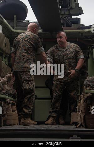 US Marine Corps Gunnery Sgt. Joseph Welday, zusammen mit dem 2d Assault Amphibian Bataillon, 2d Marine Division, berichtet den US Marine General David H. Berger, den 38. Kommandanten des Marine Corps, während eines Besuchs im Camp Lejeune, N.C., 3. Mai 2021. Berger besuchte das Camp Lejeune, um das Wohlergehen der Marineinfanteristen in der 2d Marine Division zu gewährleisten und Informationen über Ausrüstung, Pläne und Verfahren für die Ausbildung von Marineinfanteristen zu erhalten. Stockfoto