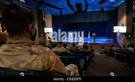 General Anthony R. Hale, Kommandant General, U.S. Army Intelligence Center of Excellence & Fort Huachuca, besucht Kadetten am ROTC der Bowie State University in Bowie, Maryland, 3. Mai 2021. General Hale stellte den Kadetten einen Brief des Militärischen Geheimdienstes zur Verfügung, in dem er die Möglichkeiten innerhalb der Abteilung des Militärischen Geheimdienstes hervorhob. Stockfoto