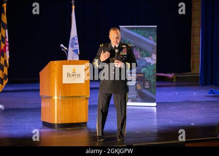 General Anthony R. Hale, Kommandant General, U.S. Army Intelligence Center of Excellence & Fort Huachuca, besucht Kadetten am ROTC der Bowie State University in Bowie, Maryland, 3. Mai 2021. General Hale stellte den Kadetten einen Brief des Militärischen Geheimdienstes zur Verfügung, in dem er die Möglichkeiten innerhalb der Abteilung des Militärischen Geheimdienstes hervorhob. Stockfoto