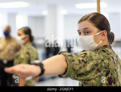 Ein Rekrut führt während der Übung in einem Abteil der USS Enterprise Recruit-Kaserne beim Recruit Training Command ein Kleid an den linken Befehl aus. Mehr als 40,000 Rekruten trainieren jährlich im einzigen Bootcamp der Marine. Stockfoto