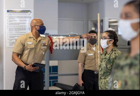 Hospital Corpsman 1st Class James Johnson, ein Kommandant der Rekrutierungsabteilung, kommuniziert während der Übung in einem Abteil der USS Enterprise Recruit Baracken beim Recruit Training Command mit einem Rekruten. Mehr als 40,000 Rekruten trainieren jährlich im einzigen Bootcamp der Marine. Stockfoto