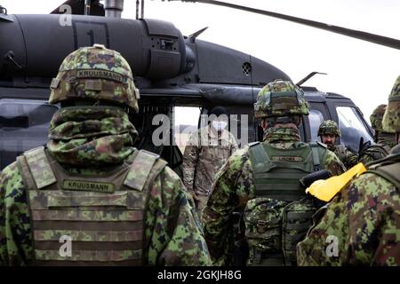 SPC der US-Armee. Malcolm Reed, ein UH-60-Chef der Blackhawk-Crew mit der Bravo Company, dem 3. Bataillon, der 1. Kampfluftfahrtbrigade, der 1. Infanteriedivision, führt in der Nurmsi Drop Zone, Estland, am 4. Mai 2021 Kaltlastübungen für die Soldaten der estnischen Verteidigungsliga durch, um sich auf die Swift Response 21, eine verbundene Übung von DEFENDER-Europe 21, vorzubereiten. DEFENDER-Europe ist eine jährliche, von der US-Armee geführte, multinationale, gemeinsame Übung, die darauf ausgerichtet ist, Bereitschaft und Interoperabilität zwischen den USA, der NATO und den Partnermilitärs aufzubauen. In diesem Jahr werden mehr als 28,000 multinationale Streitkräfte aus 27 Nationen nahezu alle Kräfte zusammenführen Stockfoto