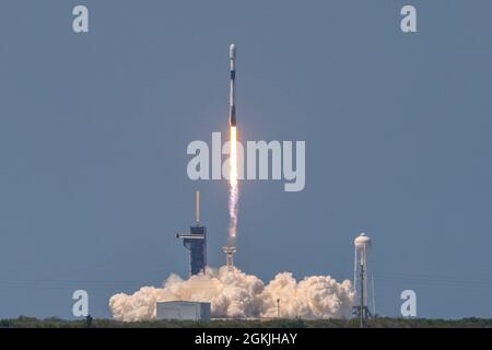 Eine Falcon 9 Starlink L-25-Rakete startet erfolgreich vom LC-39A im Kennedy Space Center, Florida, 4. Mai 2021. Im Jahr 2021 wurden bisher 600 Starlink-Satelliten aus der östlichen Reichweite gestartet. Stockfoto