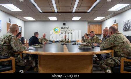 Brig. Gen. Stefanie K. Horvath, Mobilisierungsassistentin des Director of Operations, J-3, United States Cyber Command, Forth Meade, Maryland, trifft sich mit Brig. General Farin D. Schwartz, Assistant Adjutant General – Army, Idaho Army National Guard und Brig. General Timothy J. Donnellan, stellvertretender Adjutant General-Air, Idaho Air National Guard, und andere Führer auf Gowen Field, 4. Mai 2021, Gowen Field, Boise, Idaho. Während einer Reise nach Idaho traf Horvath mit der Führung von Gowen Field, dem Luftwaffenstützpunkt Mountain Home und dem Idaho National Laboratory zusammen, um sich auf zukünftige gemeinsame Bemühungen mit United States Cyber vorzubereiten Stockfoto