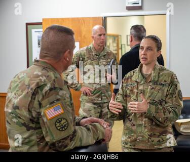 Brig. Gen. Stefanie K. Horvath, Mobilisierungsassistentin des Director of Operations, J-3, United States Cyber Command, Forth Meade, Maryland, trifft sich mit Brig. General Farin D. Schwartz, Assistant Adjutant General–Army, Idaho Army National Guard, 4. Mai 2021, Gowen Field, Boise, Idaho. Während einer Reise nach Idaho traf Horvath mit der Führung von Gowen Field, dem Luftwaffenstützpunkt Mountain Home und dem Idaho National Laboratory zusammen, um sich auf zukünftige gemeinsame Bemühungen mit dem US-amerikanischen Cyber Command vorzubereiten. Stockfoto