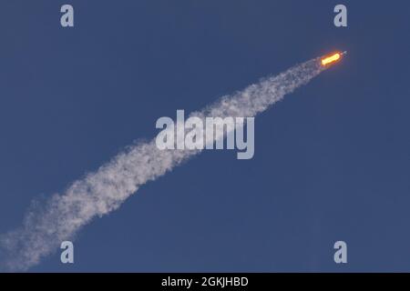 Eine Falcon 9 Starlink L-25-Rakete startet erfolgreich vom LC-39A im Kennedy Space Center, Florida, 4. Mai 2021. Im Jahr 2021 wurden bisher 600 Starlink-Satelliten aus der östlichen Reichweite gestartet. Stockfoto