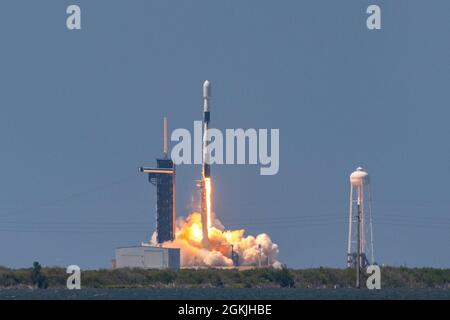 Eine Falcon 9 Starlink L-25-Rakete startet erfolgreich vom LC-39A im Kennedy Space Center, Florida, 4. Mai 2021. Im Jahr 2021 wurden bisher 600 Starlink-Satelliten aus der östlichen Reichweite gestartet. Stockfoto