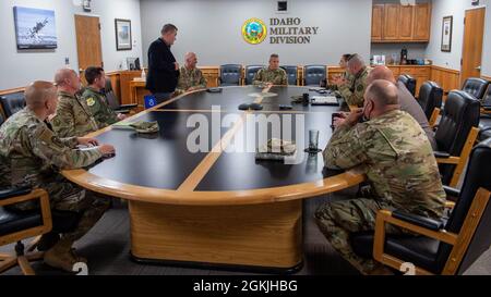 Brig. Gen. Stefanie K. Horvath, Mobilisierungsassistentin des Director of Operations, J-3, United States Cyber Command, Forth Meade, Maryland, trifft sich mit Brig. General Farin D. Schwartz, Assistant Adjutant General – Army, Idaho Army National Guard und Brig. General Timothy J. Donnellan, stellvertretender Adjutant General-Air, Idaho Air National Guard, und andere Führer auf Gowen Field, 4. Mai 2021, Gowen Field, Boise, Idaho. Während einer Reise nach Idaho traf Horvath mit der Führung von Gowen Field, dem Luftwaffenstützpunkt Mountain Home und dem Idaho National Laboratory zusammen, um sich auf zukünftige gemeinsame Bemühungen mit United States Cyber vorzubereiten Stockfoto