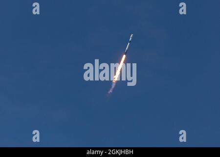 Eine Falcon 9 Starlink L-25-Rakete startet erfolgreich vom LC-39A im Kennedy Space Center, Florida, 4. Mai 2021. Im Jahr 2021 wurden bisher 600 Starlink-Satelliten aus der östlichen Reichweite gestartet. Stockfoto