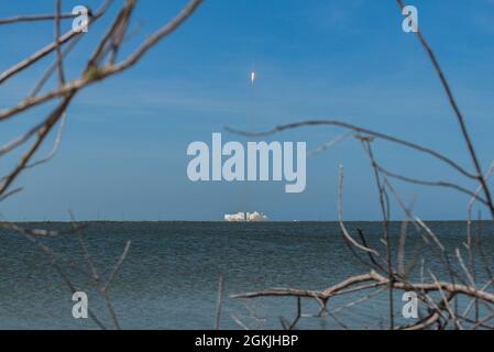 Eine Falcon 9 Starlink L-25-Rakete startet erfolgreich vom LC-39A im Kennedy Space Center, Florida, 4. Mai 2021. Im Jahr 2021 wurden bisher 600 Starlink-Satelliten aus der östlichen Reichweite gestartet. Stockfoto