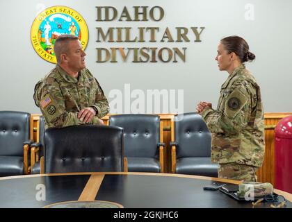 Brig. Gen. Stefanie K. Horvath, Mobilisierungsassistentin des Director of Operations, J-3, United States Cyber Command, Forth Meade, Maryland, trifft sich mit Brig. General Farin D. Schwartz, Assistant Adjutant General–Army, Idaho Army National Guard, 4. Mai 2021, Gowen Field, Boise, Idaho. Während einer Reise nach Idaho traf Horvath mit der Führung von Gowen Field, dem Luftwaffenstützpunkt Mountain Home und dem Idaho National Laboratory zusammen, um sich auf zukünftige gemeinsame Bemühungen mit dem US-amerikanischen Cyber Command vorzubereiten. Stockfoto