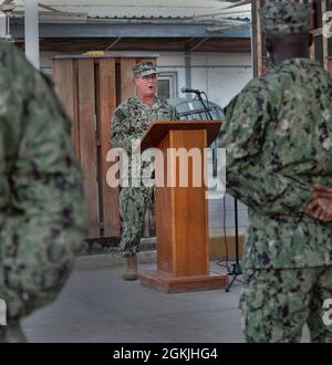 CAMP LEMONNIER, Dschibuti (4. Mai 2021) Thomas Halleck, Senior Chief Construction Mechanic der US-Marine aus Jacksonville, Florida, spricht am 4. Mai 2021 bei einem Gedenkgottesdienst im Camp Lemonnier, Dschibuti (CLDJ), zu den Zuschauern. Matrosen mit dem Naval Mobile Construction Bataillon (NMCB) 14, das derzeit bei CLDJ Station ist, leiten die Zeremonie in der renovierten Old Cantina, die sie zu Ehren der sieben Seabäer, die vom 30. April 2004 bis zum 2. Mai 2004 im Irak bei Aktion getötet wurden, fertigstellten. Halleck war damals an NMBC 14 gebunden und ist ein Überlebender mehrerer Angriffe, die seinem Teufel das Leben forderten Stockfoto