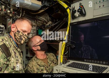 KINGS BAY, GA (4. Mai 2021) Vice ADM. Daryl Caudle, Commander, U.S. Submarine Forces (rechts), besucht die USS Florida (SSGN 728) mit Capt. Theron Davis, Kommandant, USS Florida (SSGN 728) (Gold). Der Besuch von Caudle auf der Naval Submarine Base Kings Bay konzentrierte sich auf die U-Boot-Mission, einschließlich Einrichtungen, Wartung und Einsätze. Stockfoto