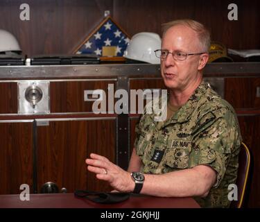 KINGS BAY, GA (4. Mai 2021) Vice ADM. Daryl Caudle, Kommandant der US-Submarine-Streitkräfte, spricht zum Aufseherraum an Bord der USS Florida (SSGN 728). Der Besuch von Caudle auf der Naval Submarine Base Kings Bay konzentrierte sich auf die U-Boot-Mission, einschließlich Einrichtungen, Wartung und Einsätze. Stockfoto