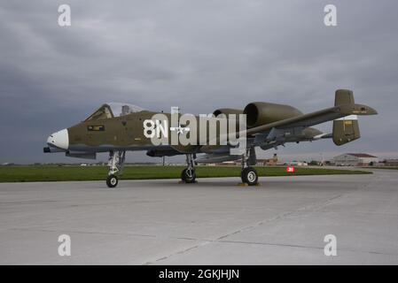 Ein Thunderbolt II der US Air Force A-10 aus dem 124. Kampfflügel der Idaho Air National Guard ist in der Air National Guard-Lackieranlage in Sioux City, Iowa, mit einer traditionellen Farbgebung aus dem Zweiten Weltkrieg bemalt. Die Lackierung wurde entwickelt, um das Aussehen des ursprünglichen P-47 Thunderbolt zu replizieren, wie es während des 2. Weltkrieges erschien. Der 124th Fighter Wing konzipierte die Idee, um an den 75. Jahrestag und die Abstammung der Einheit zu ihrem Vorgänger, dem 405th Fighter Squadron, zu erinnern. US Air National Guard Foto: Senior Master Sgt. Vincent De Groot Stockfoto