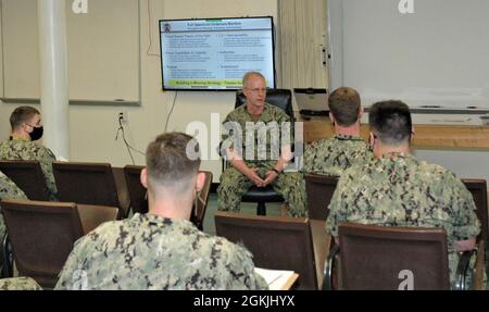 KINGS BAY, Georgia (4. Mai 2021) – Vice ADM. Daryl Caudle, Commander, U.S. Submarine Forces, spricht mit Offizieren des USS Tennessee (SSBN 734) Aufwartsaals während einer Tour durch die Kings Bay Trockendock Area am 4. Mai 2021. Die USS Tennessee befindet sich derzeit in einer längeren Wartungszeit und wird das letzte Boot im Trockendock sein, bevor im Laufe des Sommers ein 15-monatiges Überholungsprojekt zur Überholung des Trockendocks mit 592 Millionen Lufteinssperren in den vollen Gang geht. Stockfoto