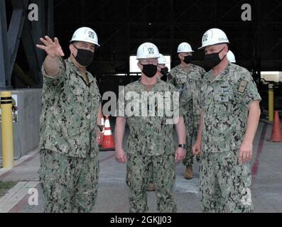 KINGS BAY, Georgia (4. Mai 2021) – Capt. Edward Robledo, Kommandant, TRIDENT Refit Facility, Kings Bay (links), diskutiert den Trockendockbetrieb und die Überholungspläne mit Vice ADM. Daryl Caudle, Commander, U.S. Submarine Forces, (Mitte) und Rear ADM. John Spencer, Commander, Submarine Group Ten (rechts). Vice Adm. Caudle besuchte am 4. Mai 2021 die Uferpromenade von Kings Bay, wo er TRF-KB die Verdienstvolle Einheit-Auszeichnung überreichte Stockfoto