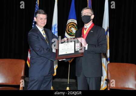 Douglas Bush (links), amtierender stellvertretender Sekretär der Armee für Erwerb, Logistik und Technologie, überreichte Timothy Goddette (rechts), scheidender Programmleiter, Combat Support und Combat Service Support, die Superior Civilian Service Medal während seiner Zeremonie zur Aufgabe der Führung im Detroit Arsenal, mich. Mai 4. Stockfoto