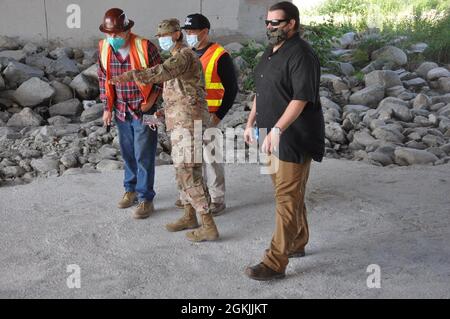 Projektmanager LT. Col. Malia Pearson, U.S. Army Corps of Engineers Los Angeles District, prüft den Fortschritt am 4. Mai 2021 unter einer Brücke über den Los Angeles River. Corps repariert die Zehen-Wartungsstraßen entlang DES FLUSSES LA in der Nähe von Glendale. Das Corps verwaltet Projekte entlang von 226,000 Quadratkilometern in Südkalifornien, Arizona und Teilen von Nevada und Utah. Stockfoto