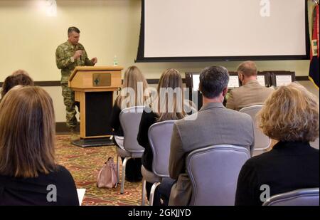 FORT CARSON, Colo. – der Generalmajor Matthew W. McFarlane, Kommandeur der 4. Infanterie-Division und Fort Carson, spricht am 4. Mai 2021 bei der Zeremonie zur Anerkennung des Arbeitgebers im Elkhorn Conference Center an lokale Arbeitgeber. McFarlane sagte, dass die Beschäftigung von Ehepartnern ein wesentlicher Bestandteil der Initiative zur Lebensqualität der Armee ist. Stockfoto