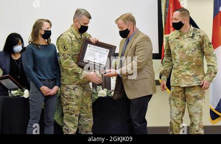 FORT CARSON, Colo. – der Generalmajor Matthew W. McFarlane, Kommandant der 4. Infanterie-Division und Fort Carson, überreicht dem pensionierten Oberst Joel D. Hamilton, Executive Director of Human Resources für Fountain-Fort Carson School District 8, ein standhaftes und loyales Dankeszertifikat, während Kelly McFarlane verließ; Und Col. Nate Springer, rechts, Kommandant, U.S. Army Garrison Fort Carson, rechts, schau mal. Stockfoto