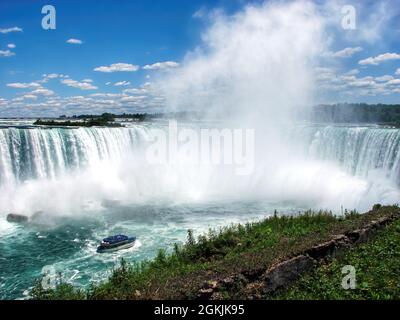 Das Ausflugsboot nähert sich den Horseshoe Falls auf der kanadischen Seite der Niagarafälle. Stockfoto